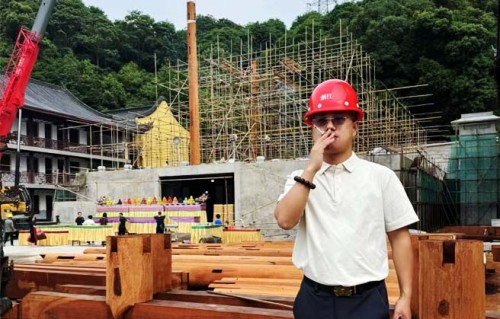 行一大师寺院大殿定桑立柱看风水现场