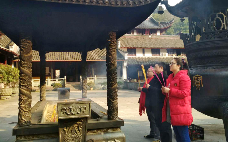 武汉宁波风水大师和客户去天童寺放生祈福（宁波巴蜀黄极派风水大师李行一）-