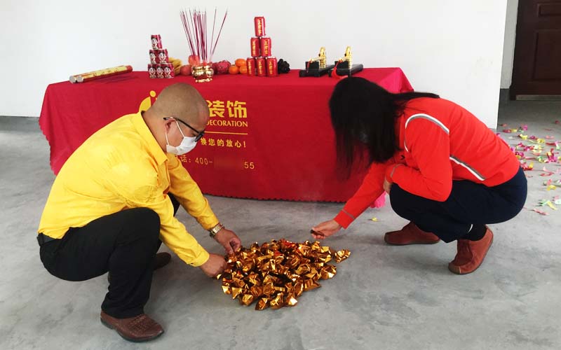 义乌办公室挂画风水（商铺装修大门门风水）-